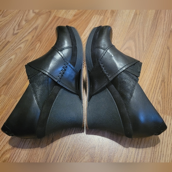 MOZO Divine Platform Wedge Black Leather Pump, 9.5 - Picture 5 of 8